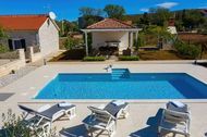 Urlaub Ferienhaus Angelina - mit Pool, Terrasse und Garten